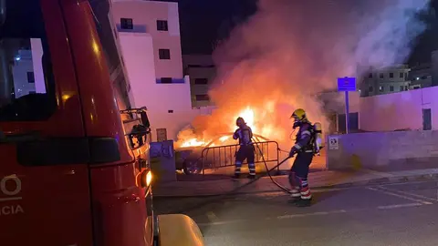Imagen del momento en el que actuaron los bomberos para intentar sofocar el incendio