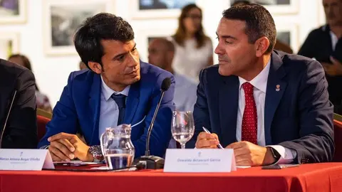 Marcos Bergaz hablando con Oswaldo Betancort.