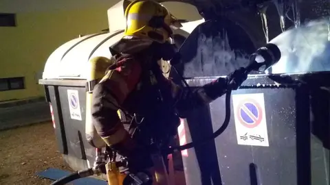 Un bombero del Consorcio de Seguridad y Emergencias del Cabildo de Lanzarote sofocando el incendio de un contenedor.