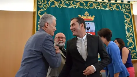 Imagen del día de la toma de posesión de José Juan Cruz y su saludo con Mame Fernández, socio clave en el pacto.