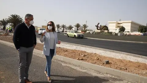 María Dolores Corujo y Alfredo Cabrera durante su visita a las obras.