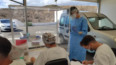 Imagen de la recogida de muestras en el autocovid.