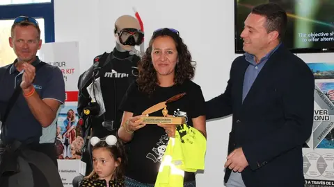 El alcalde de Yaiza reconociendo la labor de la gente que participa en este tipo de proyectos de limpieza.