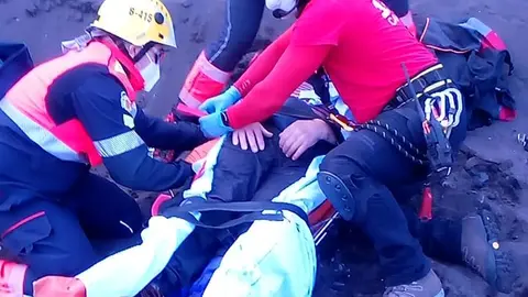 Los bomberos en el momento de atender al herido