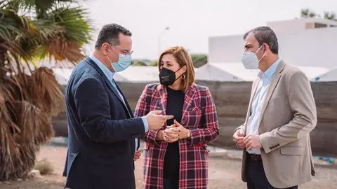 Manuel Domínguez con la alcaldesa de Arrecife este viernes durante su visita a Lanzarote