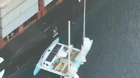 Momento del impacto del buque con el velero cerca de las costas de Lanzarote
