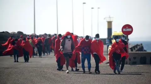 Imagen de archivo inmigrantes saliendo del puerto enviada por el PP.