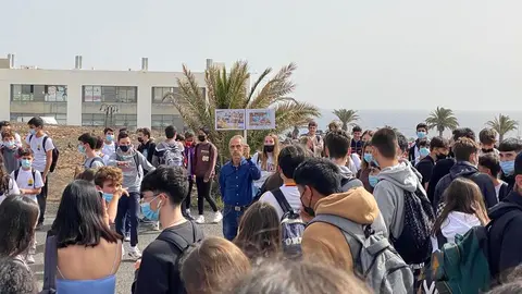 Imagen del negacionista este martes en la puerta del Instituto de Costa Teguise