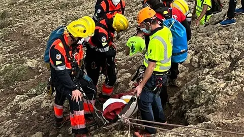 Bomberos, Guardia Civil y EMERLAN participan trasladan el cuerpo del joven fallecido.