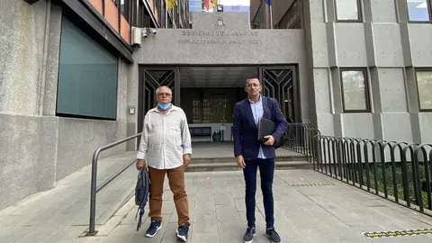 Imagen de Ismael Montero delante de la consejería de Obras Públicas del Gobierno de Canarias