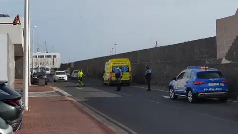Momento en el que la Policía Local trata de controlar el tráfico en la zona.