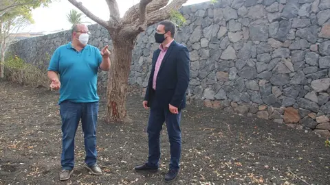 El alcalde de Yaiza controlando el proyecto que se está desarrollando en el sur.