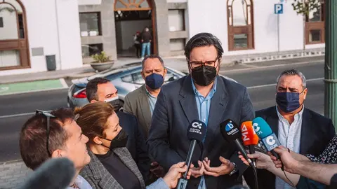 Sergio Ramos durante su comparecencia ante los medios enfrente del Ayuntamiento capitalino.