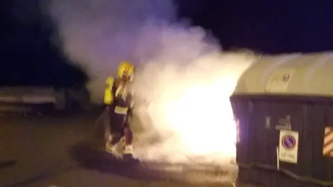 Incendio en la rotonda de El Toro de Tías.