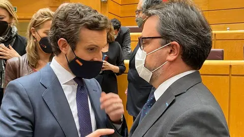 Asier Antona y Pablo Casado en el Senado.