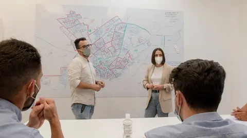 Echedey Eugenio y Migdalia Machín con un plano de Arrecife
