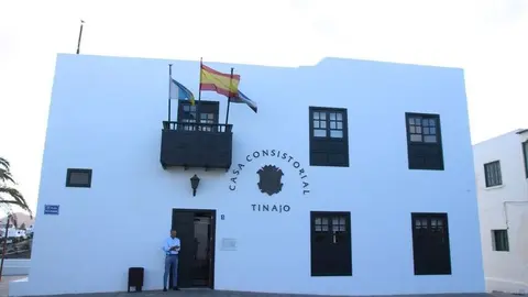 Imagen de la fachada del Ayuntamiento de Tinajo.