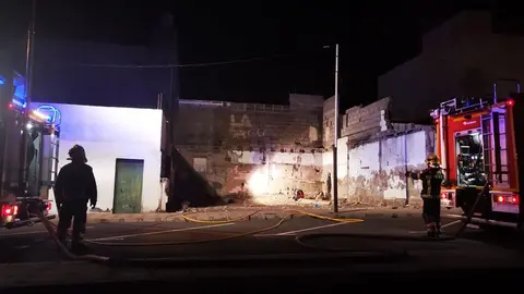 Los bomberos sofocan este lunes un incendio en Las Rapaduras.