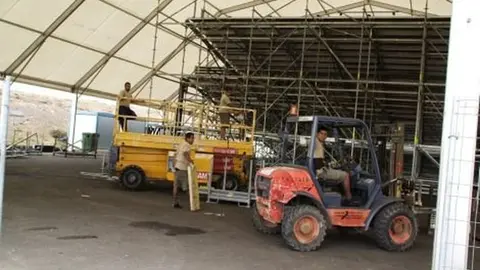 Imagen de archivo de los preparativos en el Recinto Ferial de un carnaval celebrado antes de la pandemia