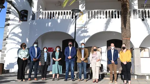 Foto alcalde y concejales lazo dorado lucha cáncer infantil.