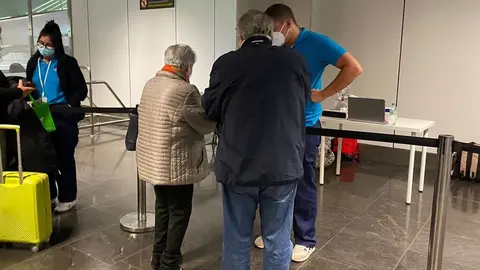 Los pasajeros presentan el certificado covid en los aeropuertos de Canarias.