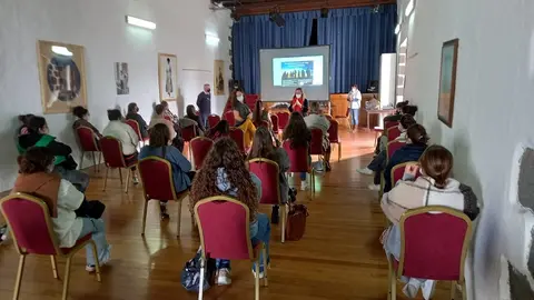 Imagen de la charla ofrecida en La Villa.