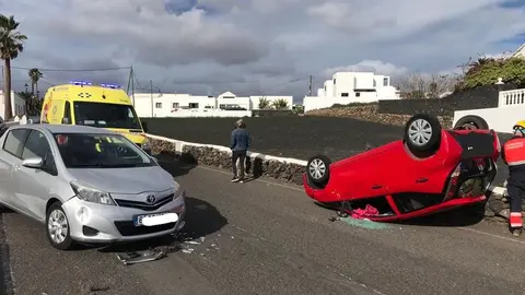 Momento en el que llegan los bomberos al lugar del accidente