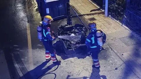 Bomberos sofocan un incendio este martes en Puerto del Carmen.