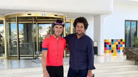 Juan Carlos Albuixech con uno de los deportistas que visitan su hotel en Costa Teguise.