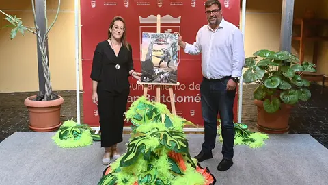 Isidro Pérez y Estefanía Luzardo con el cartel Carnava.
