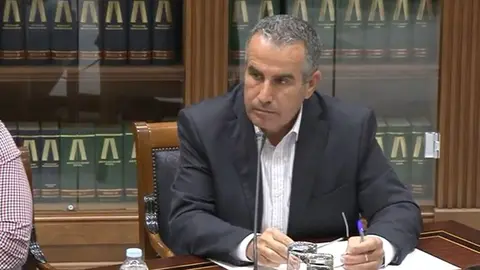 Mario Cabrera en una sesión de control del Parlamento canario.