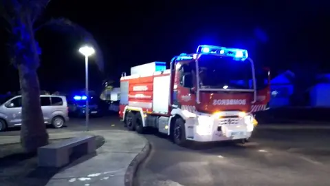 Imagen de los bomberos actuando este sábado de madrugada