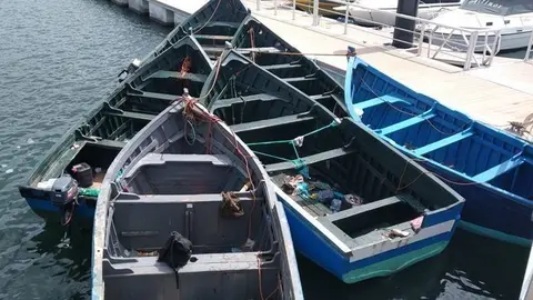Imagen de las pateras acumuladas en el muelle de Órzola.