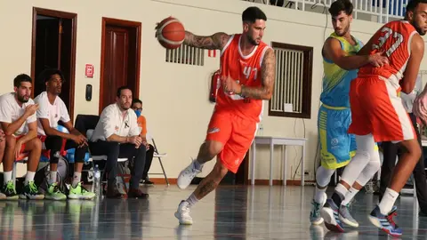 Pedro Hernández durante la disputa de un encuentro en el pabellón del instituto Blas Cabrera Felipe