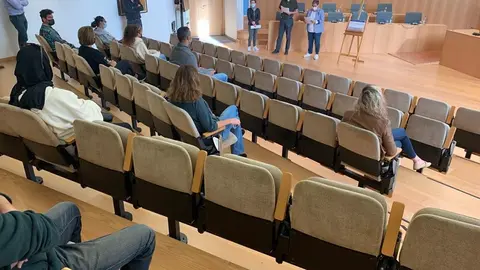 El alcalde, José Juan Cruz, y la concejala de Recursos Humanos, Kalinda Pérez, recibiendo a los recién contratados.