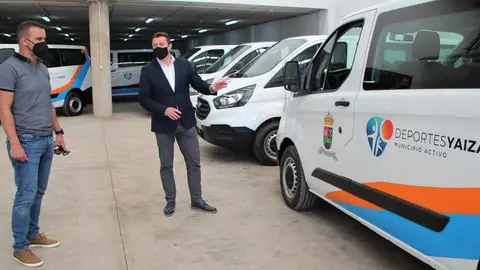 El alcalde de Yaiza y el concejal de Deportes con los vehículos