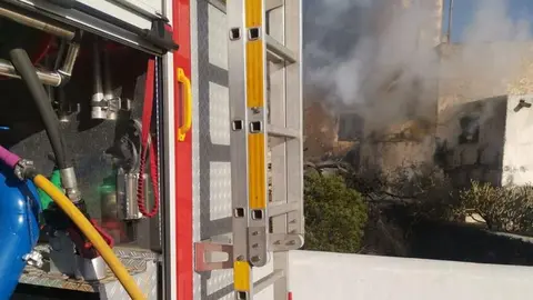 Los bomberos extinguen el incendio en una vivienda abandonada de Tinajo.