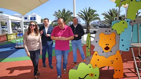 María Dolores Corujo y Alfredo Mendoza junto al alcalde de Yaiza Óscar Noda.