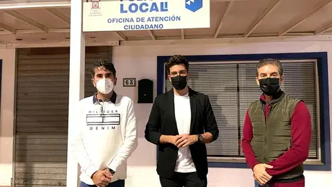 Representantes del PP frente a la Oficina de Atención del Ciudadano de la Policia Local en Playa Honda.