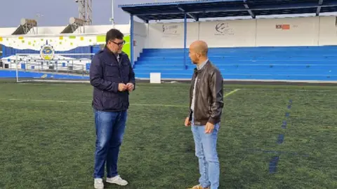 El alcalde de San Bartolomé con el concejal responsable de la licitación. 