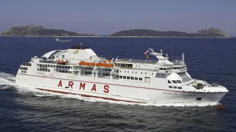 Imagen de uno de los barcos que realiza la ruta de la compañía Naviera Armas.