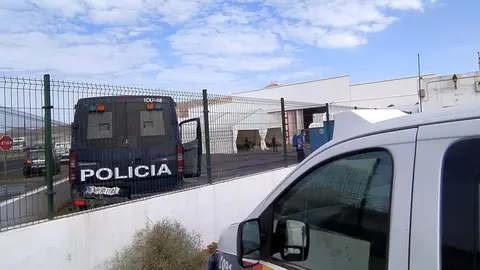 Nave de detención de inmigrantes situada entre Arrecife y San Bartolomé.