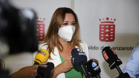 MARÍA Dolores Corujo atendiendo a los medios de comunicación.