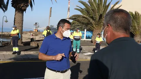 Oswaldo Betancort en Costa Teguise junto a los participantes del proyecto Por un Teguise medioambiental y social.