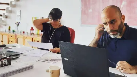 Leandro Delgado trabajando en el despacho con su compañera Leticia Padilla