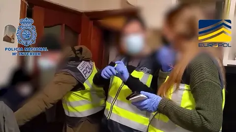 Imagen de los agentes entrando en el domicilio de uno de los detenidos. 