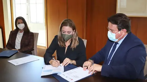 Momento de la firma entre el Cabildo y la asociación.