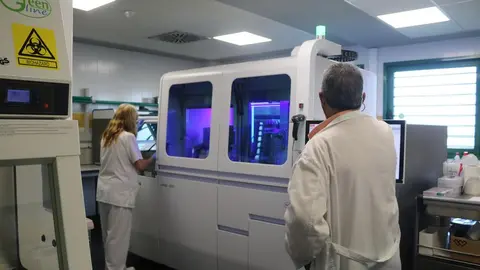 Profesionales con el nuevo equipo