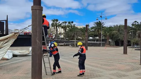 Los bomberos tuvieron que terminar de quitar la carpa para evitar que se produjera algún accidente