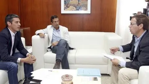 Antonio Morales junto a Pedro San Ginés en una reunión con Narvay Quintero durante su etapa en el Cabildo.